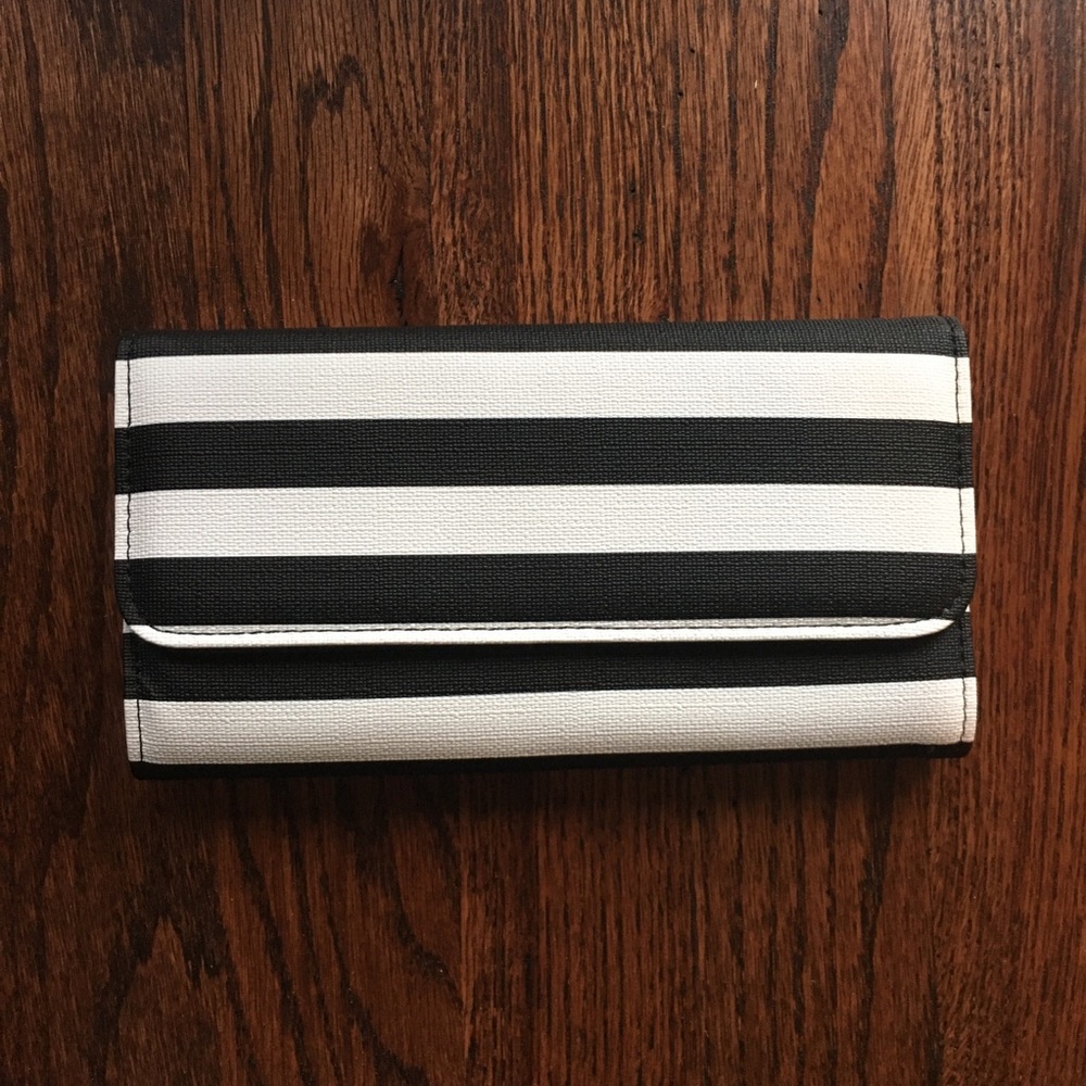 NWT Kut from the Kloth Black and White Wallet